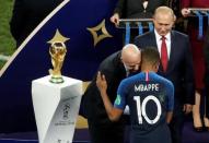 Foto del domingo del presidente de la FIFA , Gianni Infantion, saludando a Kylian Mbappe ante la mirada del mandatario ruso, Vladimir Putin. Jul 15, 2018 REUTERS/Christian Hartmann