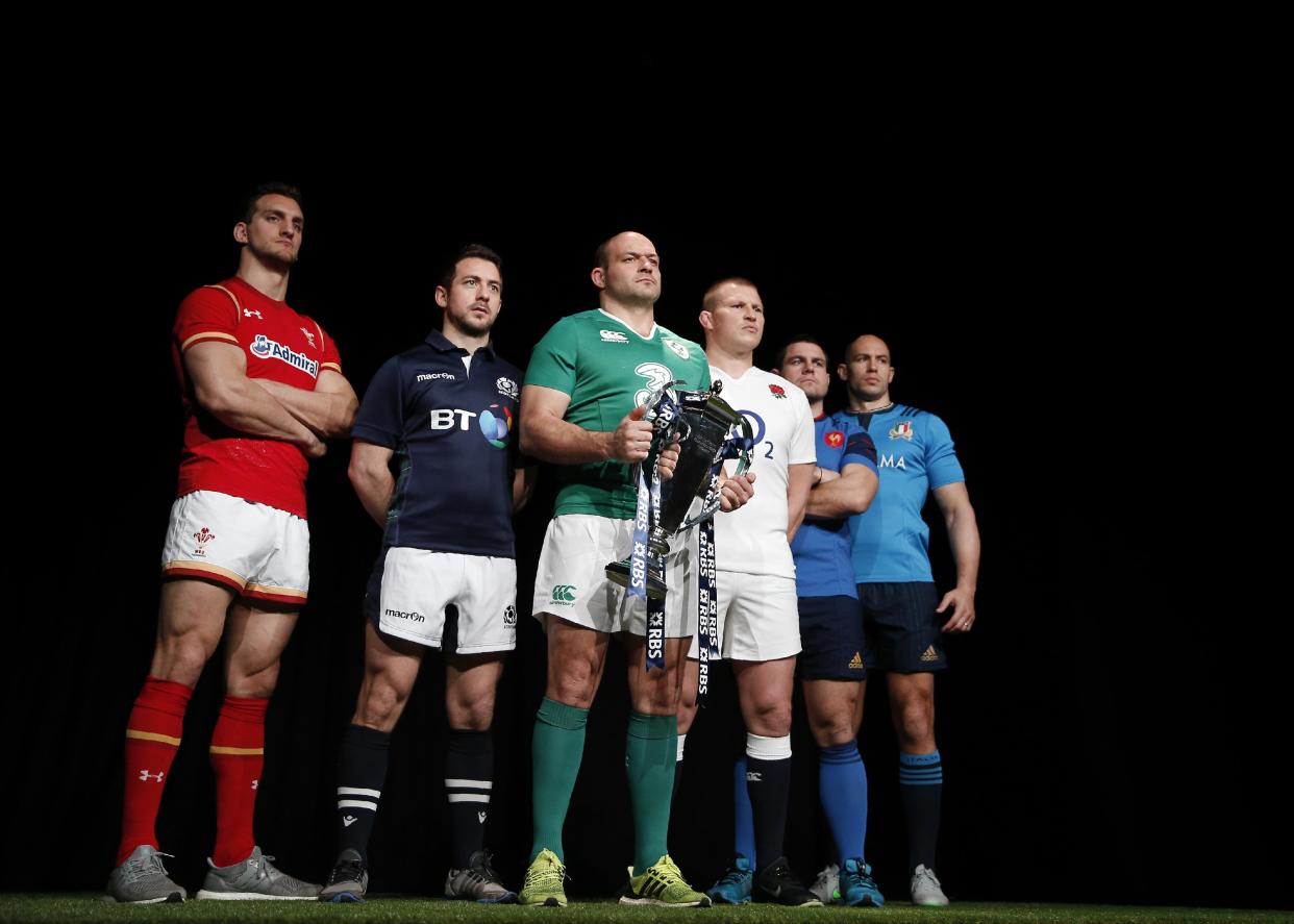 Los capitanes de Gales, Escocia, Irlanda, Inglaterra, Francia e Italia, posan durante la presentación del Torneo Seis Naciones de rugby, el 27 de enero de 2016 en Londres (AFP | ADRIAN DENNIS)