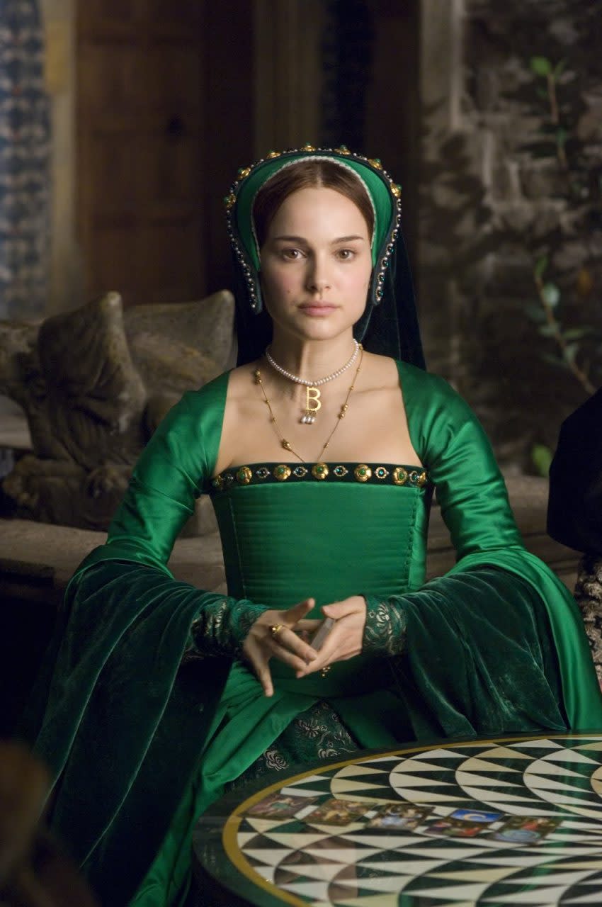 Natalie Portman 在《華麗孽緣》（The Other Boleyn Girl） 飾演 Anne Boleyn，身穿綠色服飾。