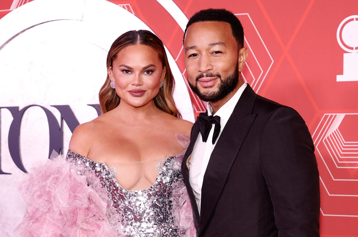 John Legend dice que es ‘cautelosamente optimista’ sobre el embarazo de Chrissy Teigen