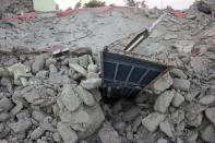 The rubble of a house is seen after it collapsed following the quake in the town of Awaran, southwestern Pakistani province of Baluchistan, September 25, 2013. The death toll from a powerful earthquake in Pakistan rose to at least 208 on Wednesday after hundreds of mud houses collapsed on people in a remote area near the Iranian border, officials said. REUTERS/Sallah Jan (PAKISTAN - Tags: DISASTER)