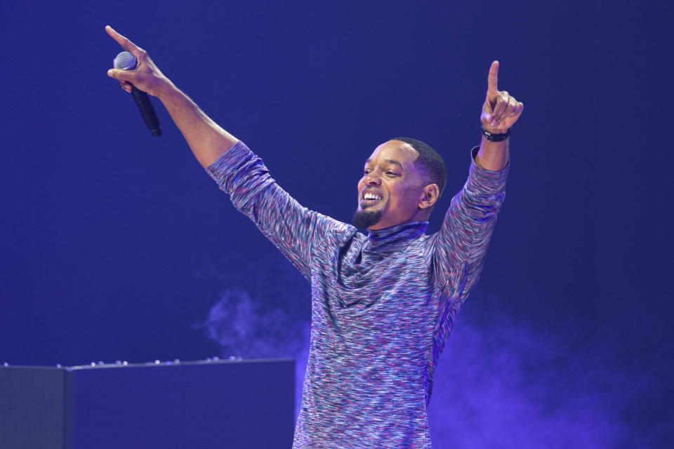 Will Smith saluda al público durante un evento de promoción de su libro de memorias, "Will", el jueves 11 de noviembre de 2021 en el Teatro Dolby en Los Ángeles. (Foto por Willy Sanjuan/Invision/AP)