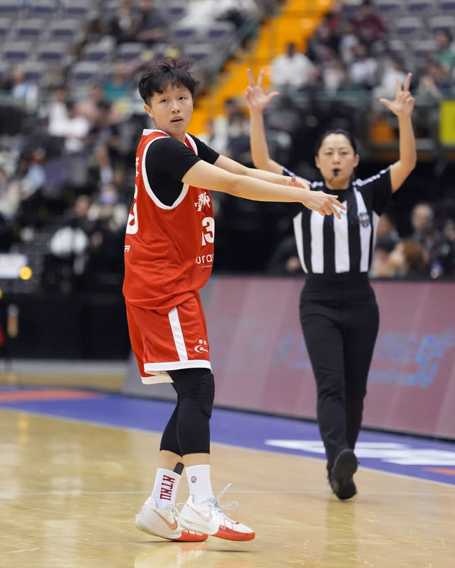 UBA女子4強戰  台師大拿勝林佳蓉繳雙十 112學年度UBA大專籃球聯賽公開女一級4強賽，台灣 師範大學23日迎戰佛光大學，台師大林佳蓉（左）全 場拿下23分、11籃板，助隊前進冠軍戰。 （大專體總提供） 中央社記者黃巧雯傳真  113年3月23日 