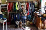<p>Emma Inns, propietaria de una tienda de ropa en Ottawa, tiene tres perros y se los lleva cada día a trabajar. (Foto: Dave Chan / AFP / Getty Images).</p> 