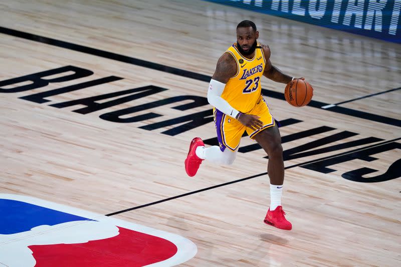 ▲湖人球星LeBron James再次扭傷左腳踝，列入出賽成疑名單。（圖／美聯社／達志影像）