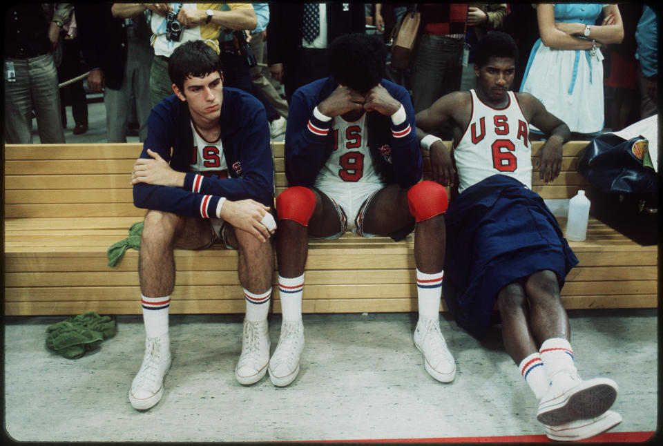 1972 年西德慕尼黑奧運會，美國籃球隊對裁判人員將金牌授予蘇聯隊的決定表示失望。 (Rich Clarkson/Rich Clarkson & Assoc.)