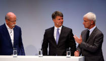 (R-L) The CEO's of Volkswagen, Matthias Mueller, BMW Harald Krueger and Dieter Zetsche, of Daimler and Mercedes-Benz chat during the Handelsblatt Automotive Summit 2016 in Munich, southern Germany, November 9, 2016. REUTERS/Michael Dalder