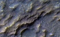 <p>Drachen gibt es natürlich keine auf dem Mars. Allerdings erinnert dieses Bild wohl nicht nur hartgesottene “Game of Thrones”-Fans an die Feuer spuckenden Fabelwesen. Sogar die NASA selbst war vom Bild des Mars Reconnaissance Orbiter so begeistert, dass sie es “Dragon Scales of Mars” betitelte. Womit man es hier tatsächlich zu tun hat, ist ein von Erosion bedingter Prozess. “Darüber, wie die Beschaffenheit des Wassers ist, das für die Veränderung verantwortlich ist und wie es mit dem Felsen interagiert hat, um den Lehm zu bilden, gibt es sehr wenige Erkenntnisse”, erklärte die NASA 2017. (Bild: NASA) </p>