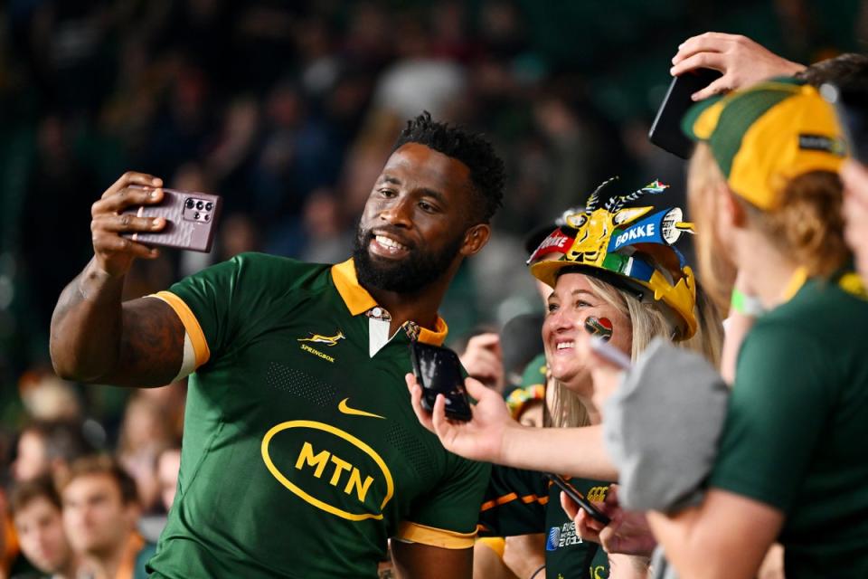 Siya Kolisi poses with a fan after beating New Zealand at Twickenham (Getty Images)