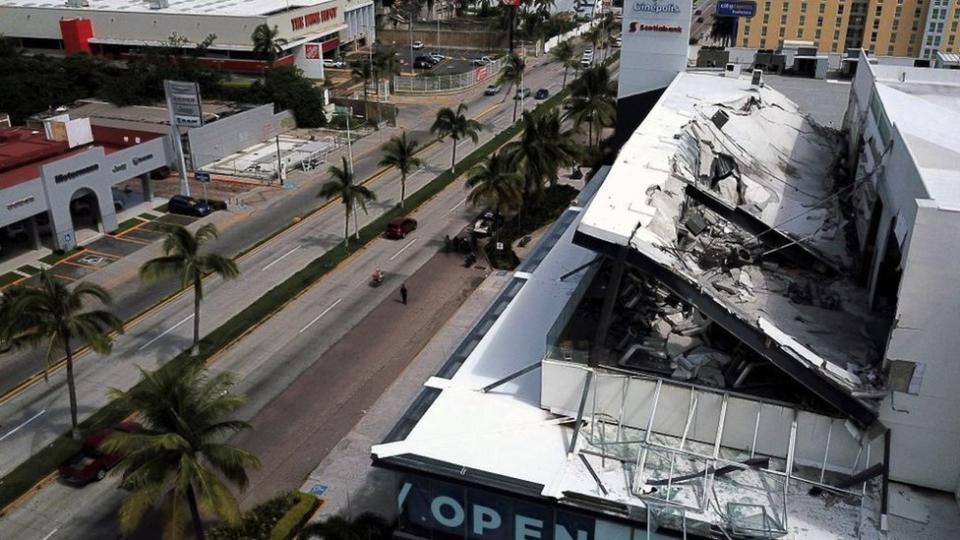 Techo colapsado por el sismo en Manzanillo