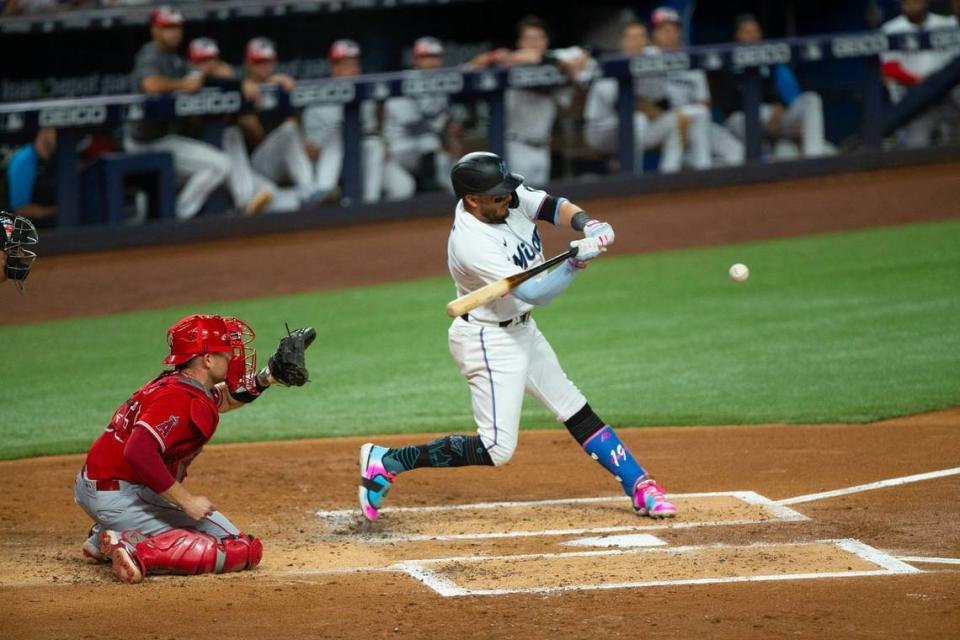 El torpedero de los Marlins Miguel Rojas batea en el segundo inning del partido ante los Angelinos de Los Angeles, celebrado el 5 de julio de 2022 en Miami.