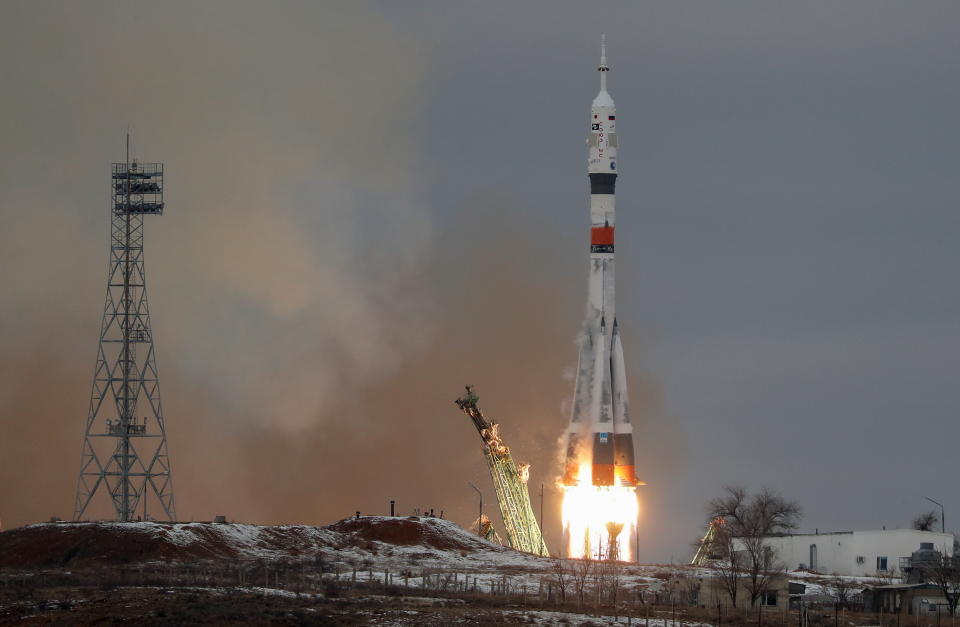 <p>Rusia ha lanzado a este multimillonario japonés y a su asistente Yozo Hirano a la ISS a bordo de la nave Soyuz MS-20, comandada por el cosmonauta Alexandr Misurkin. (Foto: Shamil Zhumatov / Reuters).</p> 