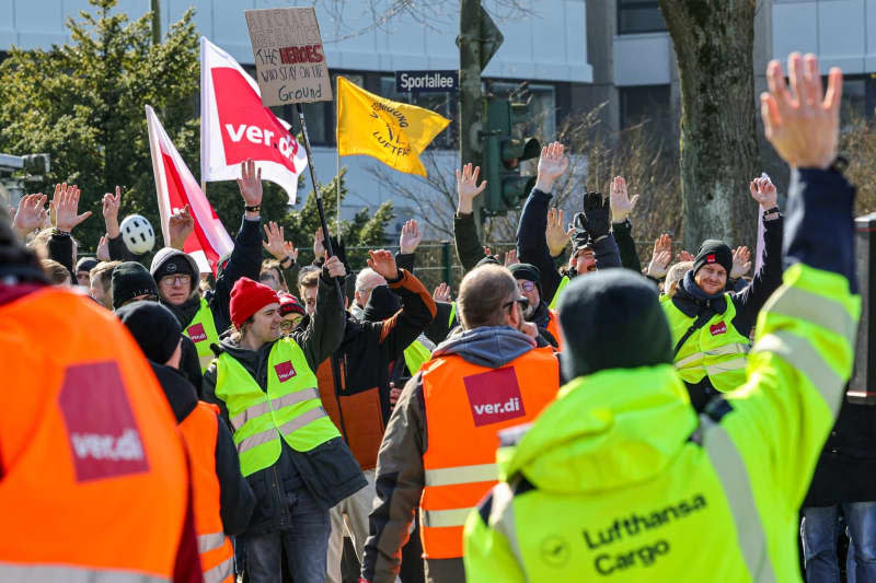 Employees demonstrate in front of the Lufthansa Technik premises in Hamburg. The trade union verdi named Thuringia's Premier Bodo Ramelow of The Left party and German airline Lufthansa named Frank-Juergen Weise, the former head of the Federal Labour Agency as their respective mediators on Monday 18 March for arbitration talks set to begin on March 25 for 25,000 ground employees. Ulrich Perrey/dpa