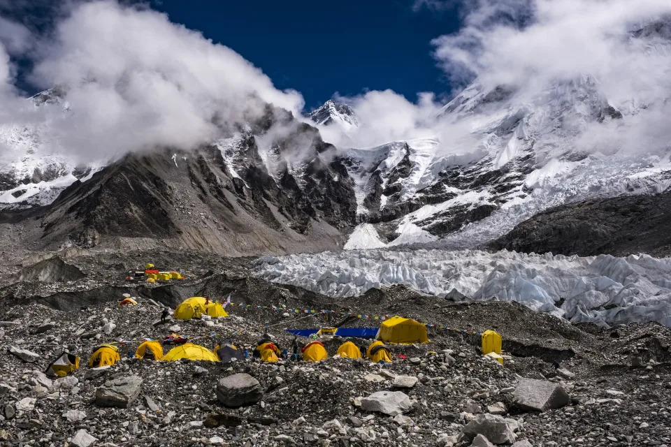 Unas 1.500 personas pasan cada primavera por el campamento base nepalí en el Everest. (Foto: Frank Bienewald/LightRocket via Getty Images)
