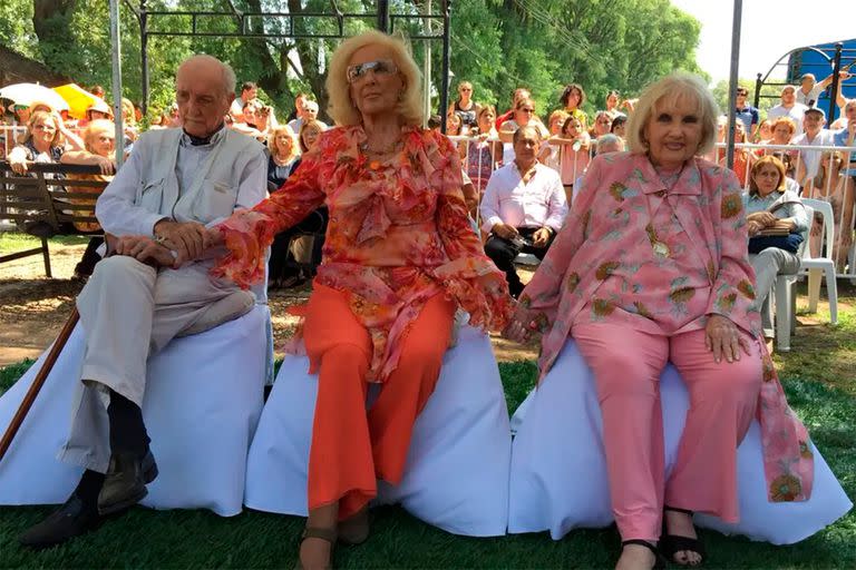 En una de sus últimas apariciones públicas, durante el homenaje que le rindieron a los tres hermanos en su Villa Cañás natal