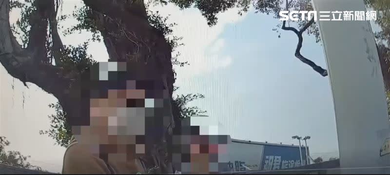 吳夢夢拒付1000元清潔費，警方接獲報案前往處理搭車糾紛。（圖／翻攝畫面）