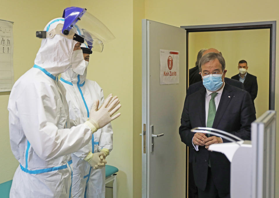 Armin Laschet beim Besuch eines Testzentrums in Köln (Bild: Oliver Berg/Pool via Reuters)