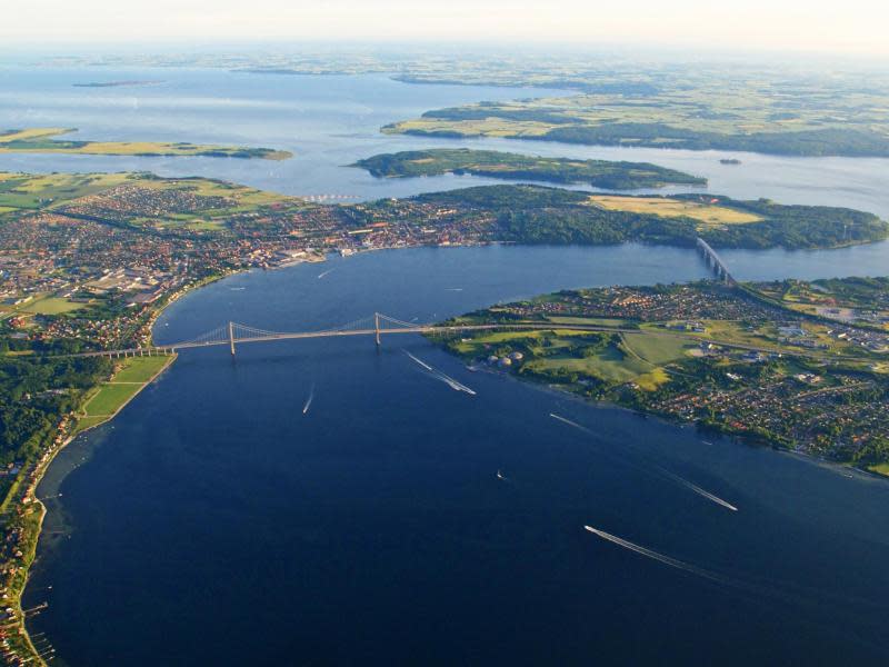 Die Brücken am Belt: Blick auf die beiden Brücken über den Lillebaelt zwischen Fredericia und Middelfart. Foto: VisitMiddelfart