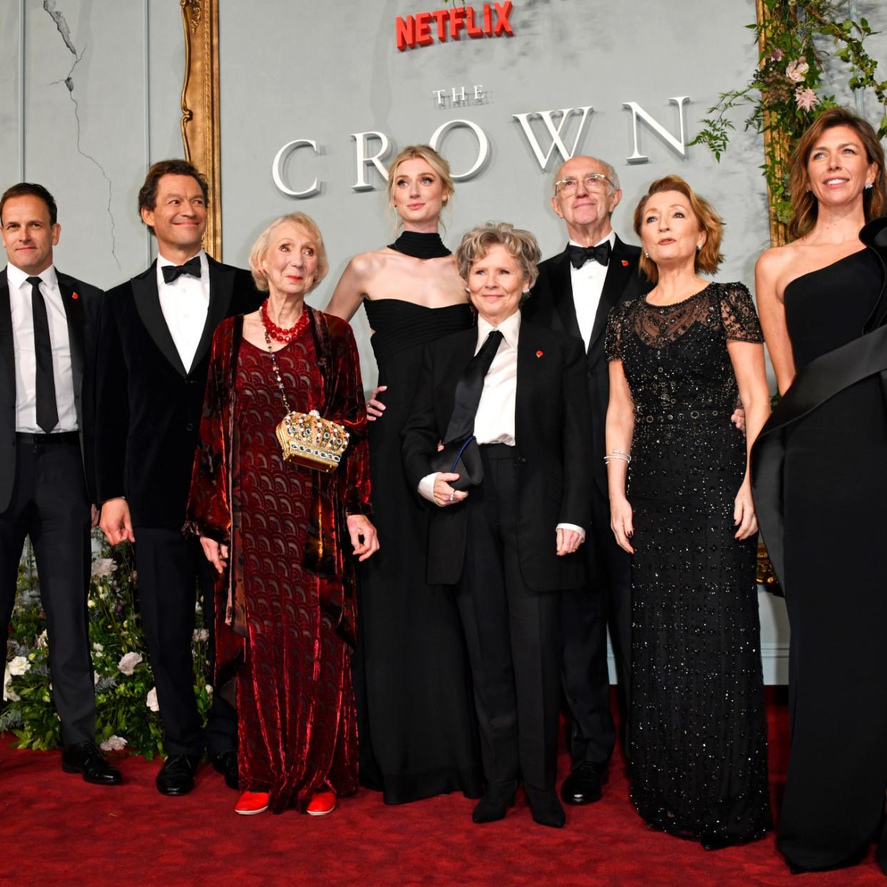  Jonny Lee Miller, Dominic West, Marcia Warren, Elizabeth Debicki, Imelda Staunton, Jonathan Pryce, Lesley Manville and Claudia Harrison attend the World Premiere of Netflix's "The Crown" Season 5 at the Theatre Royal Drury Lane on November 8, 2022 in London, England. 