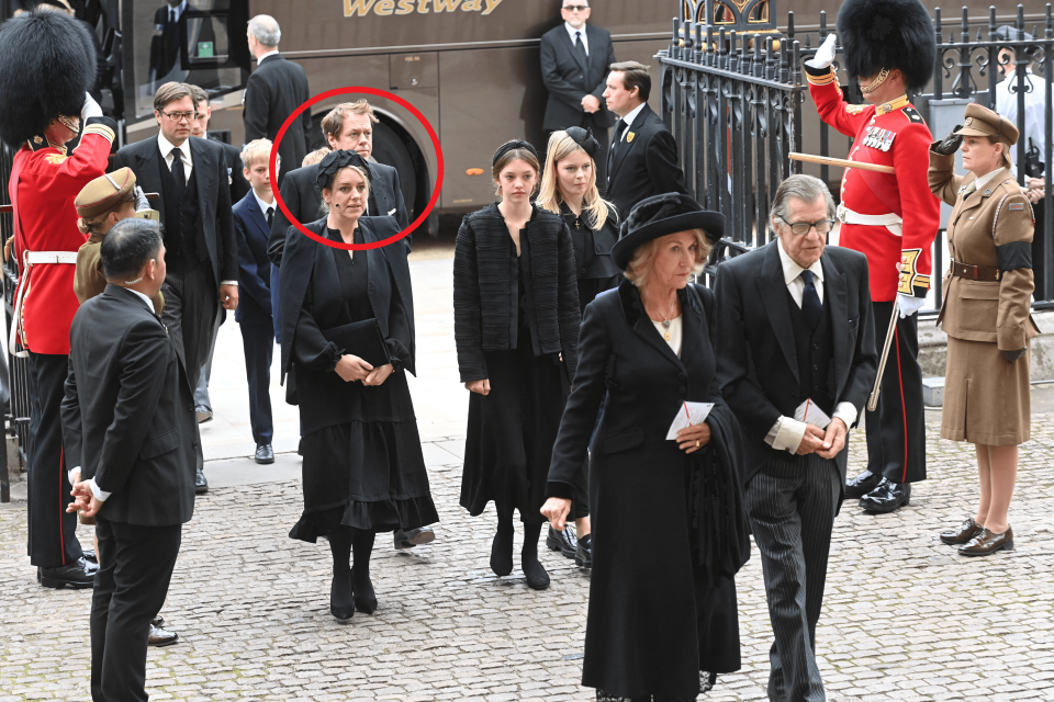 卡蜜拉子女湯姆與蘿拉（紅圈）獲邀出席女王國葬。（路透社）