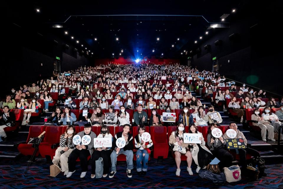 許光漢（前排左四起）、陳姸霏看到場場坐滿的觀眾，非常感謝大家支持。翻滾吧男孩電影有限公司提供