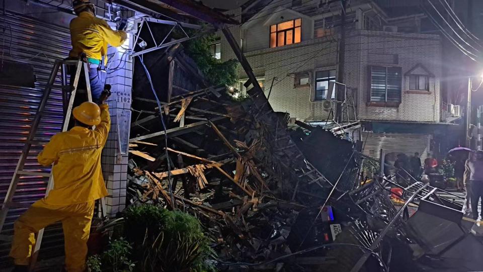 ▲嘉義市蘭井街興中街口30多年老舊木屋禁不住豪大雨灌注倒塌，壓壞4檯小餐車，幸未有人員傷亡。