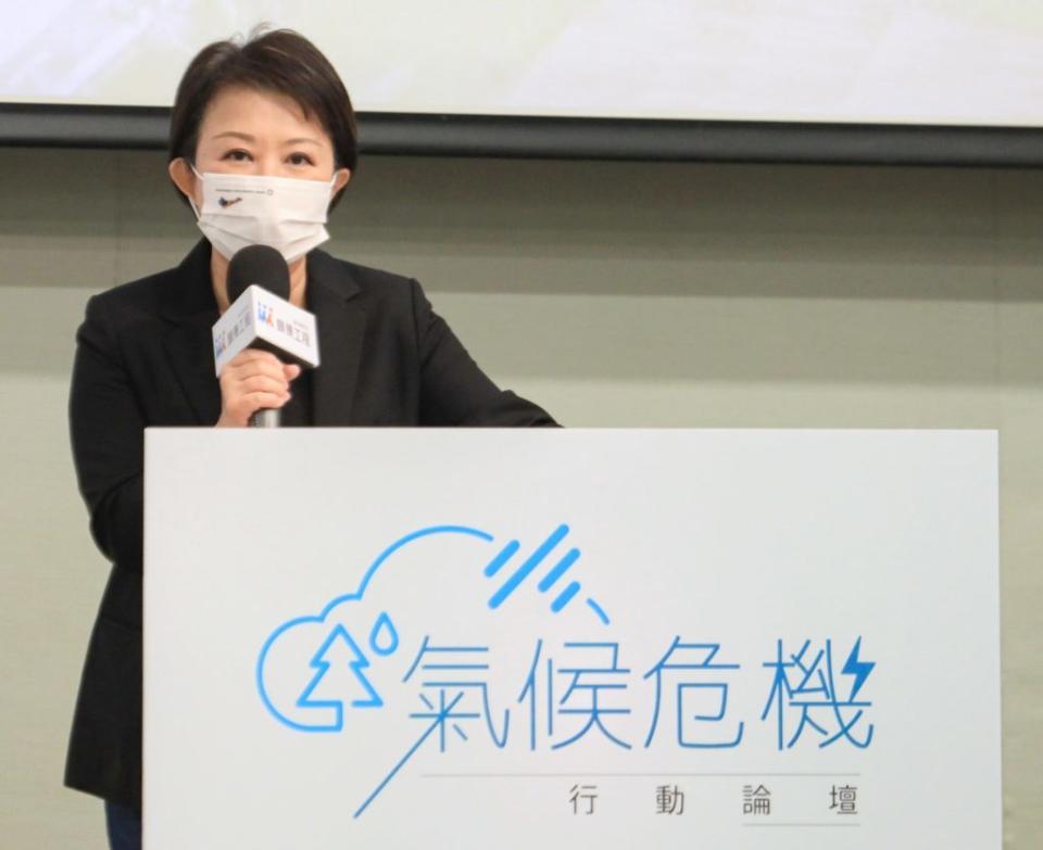 台中市長盧秀燕昨日參加「氣候危機行動論壇」，分享地方治理成果及對策。（記者陳金龍攝）