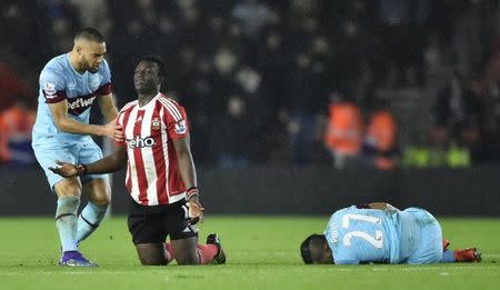 Football Soccer - Southampton v West Ham United - Barclays Premier League - St Mary's Stadium - 6/2/16 Southampton's Victor Wanyama fouls West Ham United's Dimitri Payet and is sent off Reuters / Hannah McKay Livepic