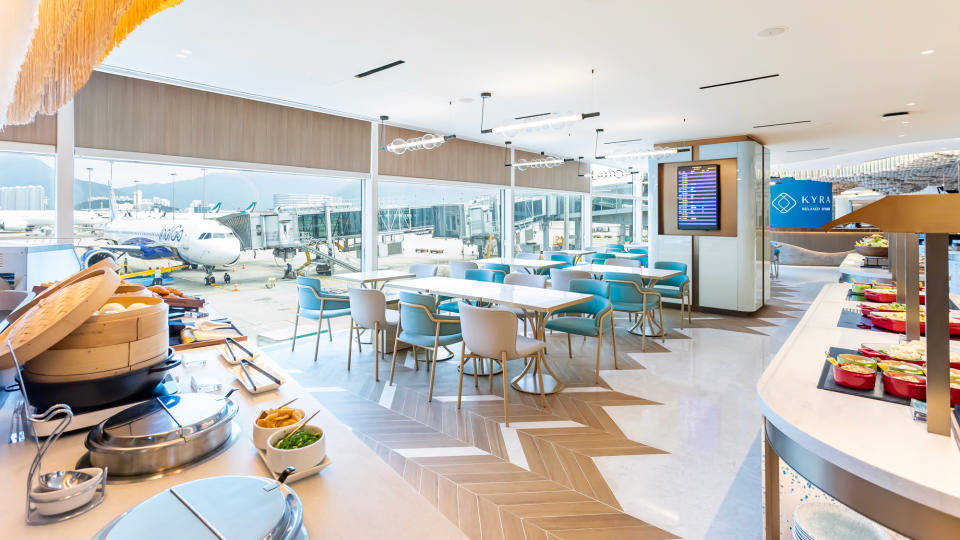 香港機場最新貴賓室Kyra Lounge｜開揚落地玻璃窗看飛機升降 任飲特調雞尾酒