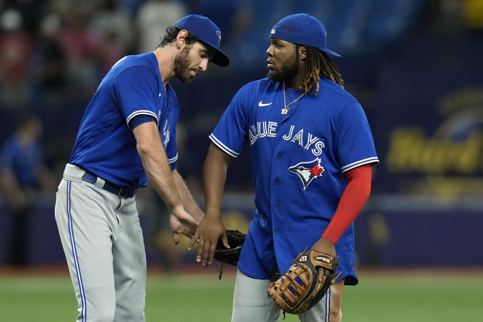 El primera base de los Toronto Blue Jays, Vladimir Guerrero Jr., a la derecha, celebra con el lanzador de relevo Jordan Romano después de derrotar a los Tampa Bay Rays el martes.  (Foto AP/Chris O'Meara)