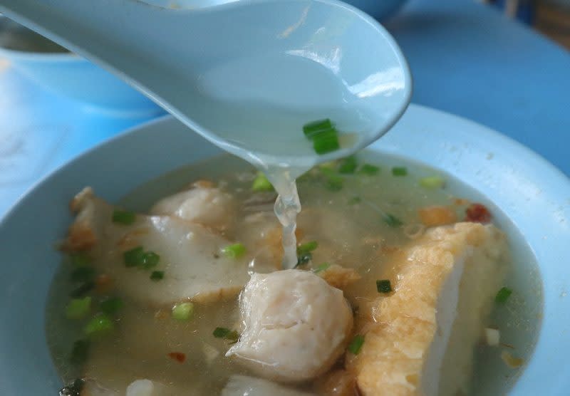 chao yang fishball noodle - closeup of broth 