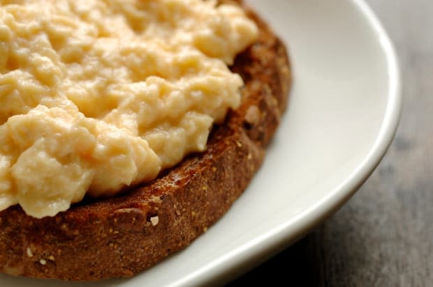 scrambed egg on wholegrain toast