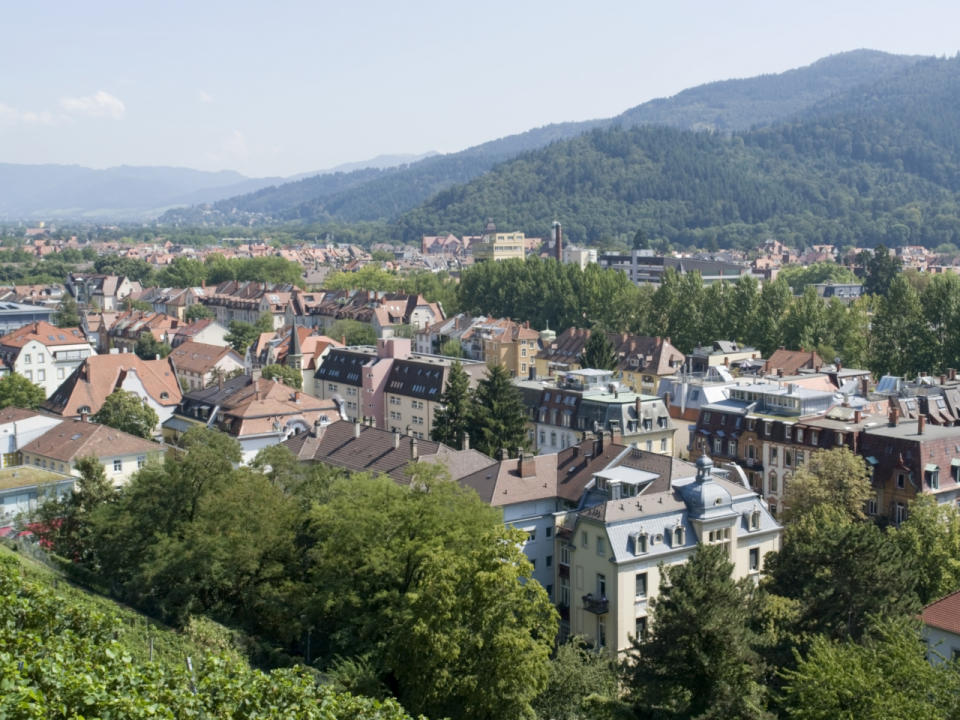 <p>Auch in Freiburg im Breisgau gibt es jede Menge Vegetation. Die Stadt hat somit die achte Platzierung der grünsten Städten Deutschlands verdient. 120 km² parkartige Freiflächen warten auf die Anwohner. (Bild-Copyright: PRILL Mediendesign/ddp Images) </p>