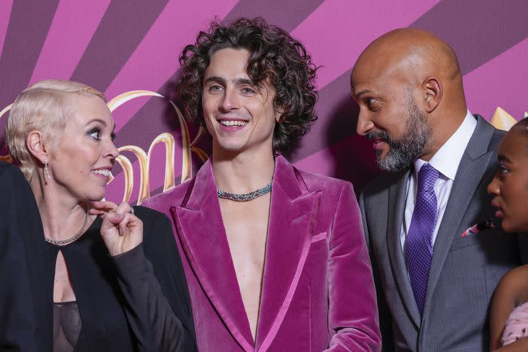 Olivia Colman, Keegan-Michael Key y Calah Lane reaccionan ante el look de la estrella de Wonka