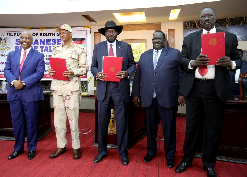South Sudan's President Mayardit, deputy head of SPLM Arman, head of the military council Lieutenant General Dagalo, Chairman Galwak and SPLM-N chief of staff General El-Omda pose after the signing the Sudan's initial deal with rebel group in Juba