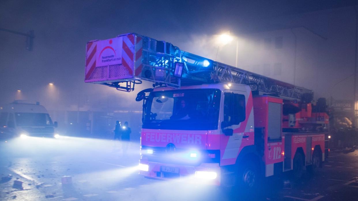 Ein Einsatzfahrzeug der Feuerwehr mit Drehleiter bahnt sich in Frankfurt am Main den Weg durch die Straßen. Foto: Boris Roessler