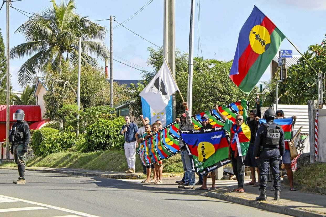 Des habitants de Nouméa manifestent à l'arrivée du convoi d'Emmanuel Macron en Nouvelle-Calédonie, le 23 mai 2024.  - Credit:Ludovic Marin/AP/SIPA 