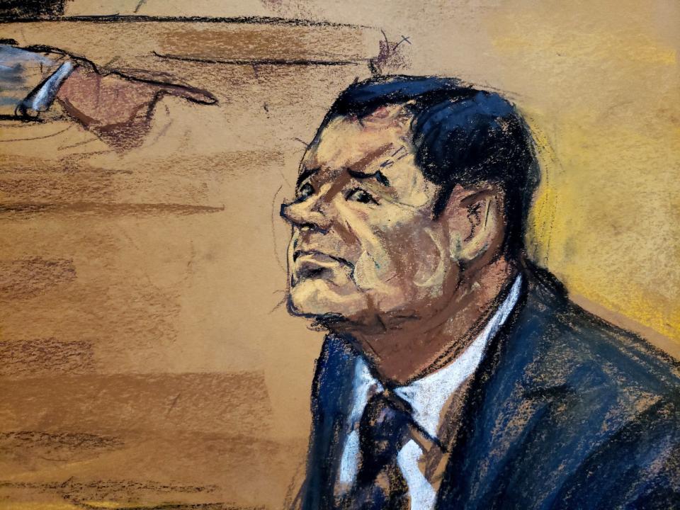 Reproducción fotográfica de un dibujo realizado por la artista Jane Rosenberg donde aparece el narcotraficante mexicano Joaquín “El Chapo” Guzmán mientras reacciona durante el primer día de su juicio hoy, martes 13 de noviembre de 2018, en el tribunal del Distrito Sur en Brooklyn, Nueva York (EE.UU.). EFE/Jane Rosenberg