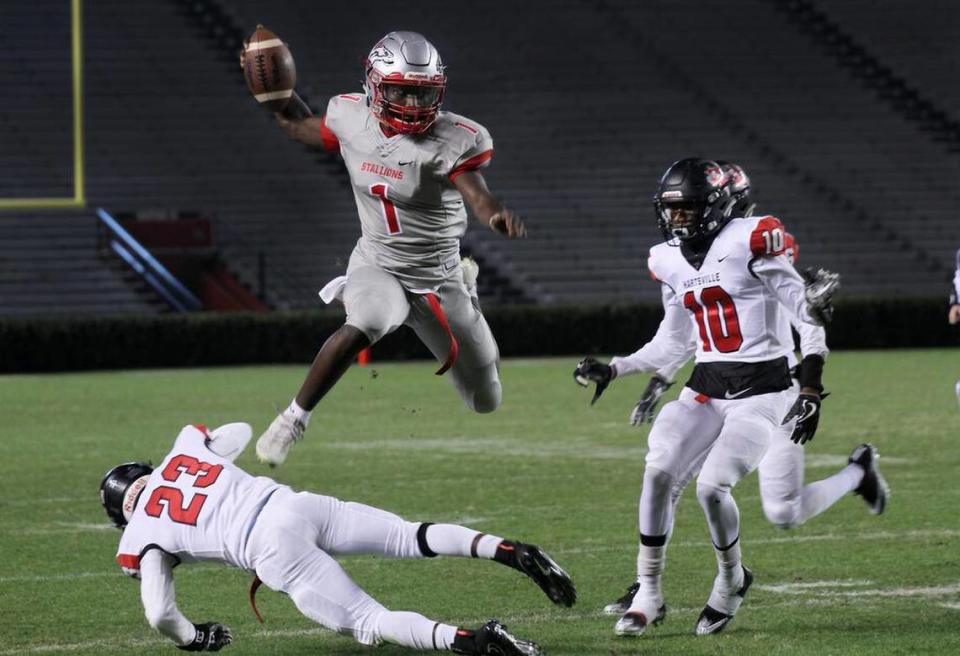 South Pointe’s Derion Kendrick (1), avoids Hartsville’s Keshari Pooler (23) and J.D. Pendergrass (10) during Saturday’s 4A title game against Hartsville.