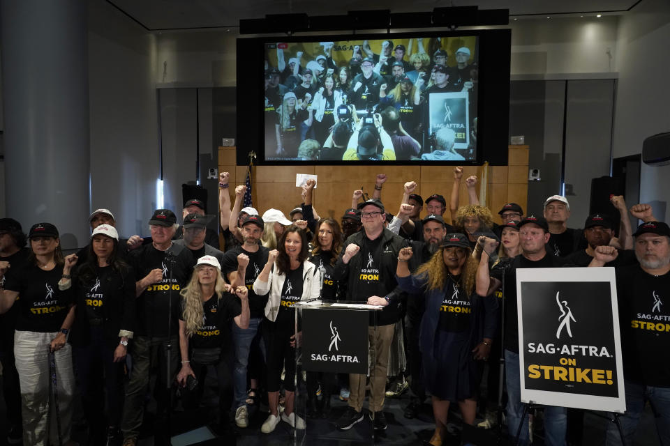 La presidenta del sindicato de actores SAG-AFTRA, Fran Drescher, y el director ejecutivo nacional y negociador principal de SAG-AFTRA, Duncan Crabtree-Ireland, en el centro, posan con miembros de SAG-AFTRA durante una conferencia de prensa que anuncia una huelga del sindicato el jueves, 13 de julio de 2023, en Los Ángeles. Esta es la primera vez desde 1960 que actores y guionistas de Hollywood están en huelga al mismo tiempo. (Foto AP/Chris Pizzello)