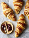 <p>A l’instar du pain au chocolat, le croissant affole les nutritionnistes avec son apport de 300 calories en moyenne. Sucre et gras sont donc les meilleurs amis de cet aliment, mais beaucoup moins de notre corps.</p><br>