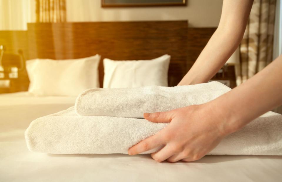 Handtücher müssen ebenso wie Bettwäsche da bleiben. (Symbolbild: Fizkes/Shutterstock)