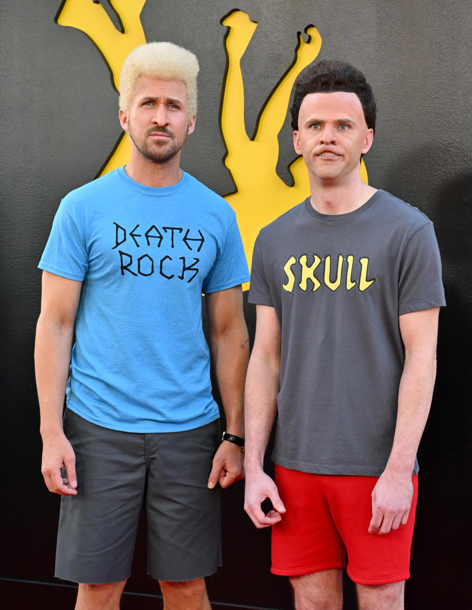 Ryan Gosling y Mikey Day caracterizados como los personajes emblemáticos Beavis y Butt-Head de MTV en el estreno de la película 