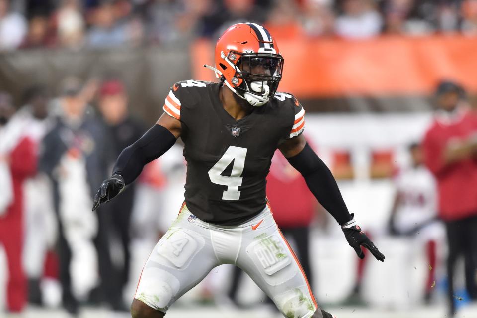 FILE - Cleveland Browns middle linebacker Anthony Walker Jr. defends during an NFL football game against the Arizona Cardinals, Sunday, Oct. 17, 2021, in Cleveland. While awaiting word from Deshaun Watson, the Browns addressed needs by agreeing Wednesday, March 15, 2022, to terms on contracts with free agent linebacker Anthony Walker Jr. and Pro Bowl returner Jakeem Grant, a person familiar with the deals told The Associated Press.(AP Photo/David Richard, File)