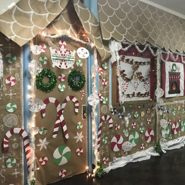 christmas classroom door decorating