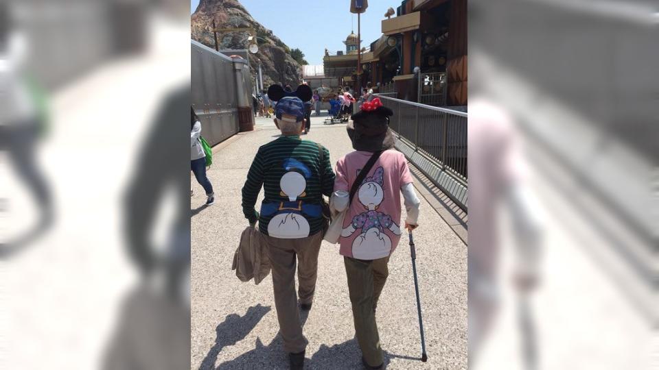 有網友分享一對老夫妻在迪士尼樂園牽手的背影照，大家看了都超羨慕。(圖／翻攝自爆笑公社)
