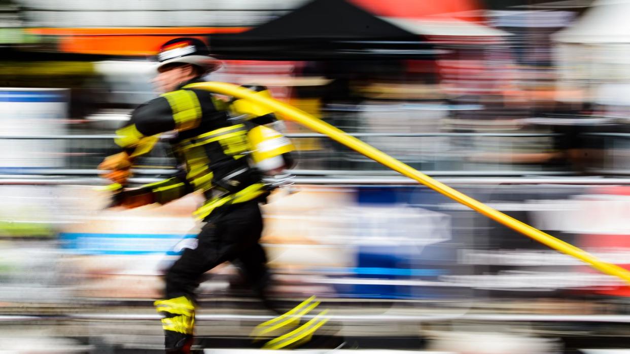 Ein Teilnehmer absolviert bei den «FireFit European Championships» den Parcours.