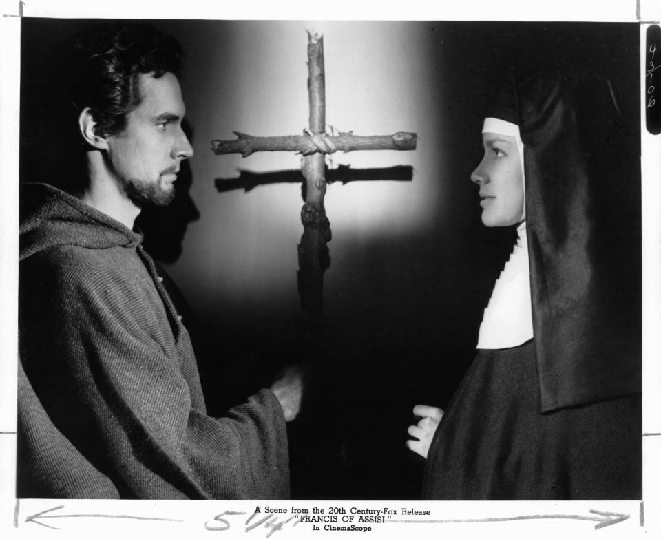 Bradford Dillman and Dolores Hart publicity portrait for the film 'Francis Of Assisi', 1961. (Photo by 20th Century-Fox/Getty Images)