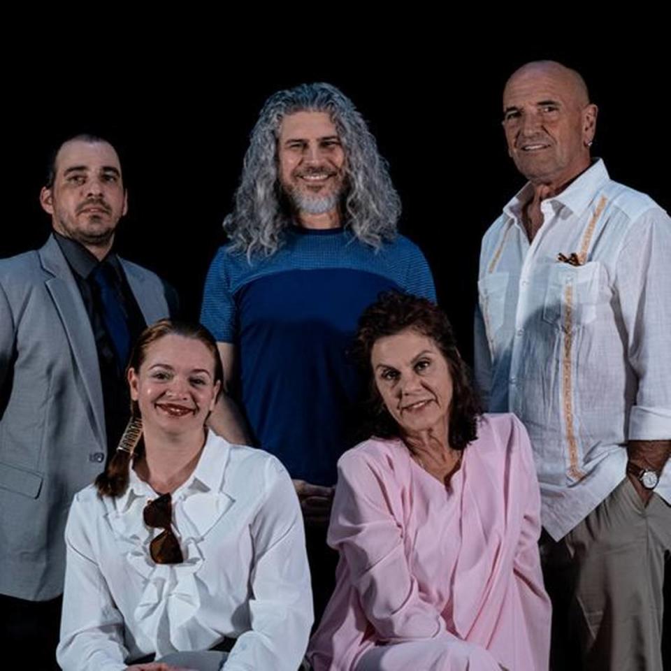 Elenco de ‘Un Dios salvaje’. De pie: Lester Martínez, Larry Villanueva y Gilberto Reyes. Sentadas: Yani Martín y Marilyin Romero.