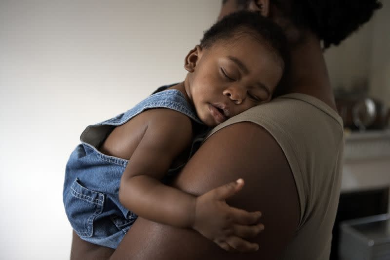 Forscher glauben, dass Mütter ihre Babys auf der linken Seite tragen, weil dies die beste Position ist, um auf das Verhalten des Kindes – zum Beispiel Schreien, Lachen und Gähnen – zu reagieren. (Bild: Getty)